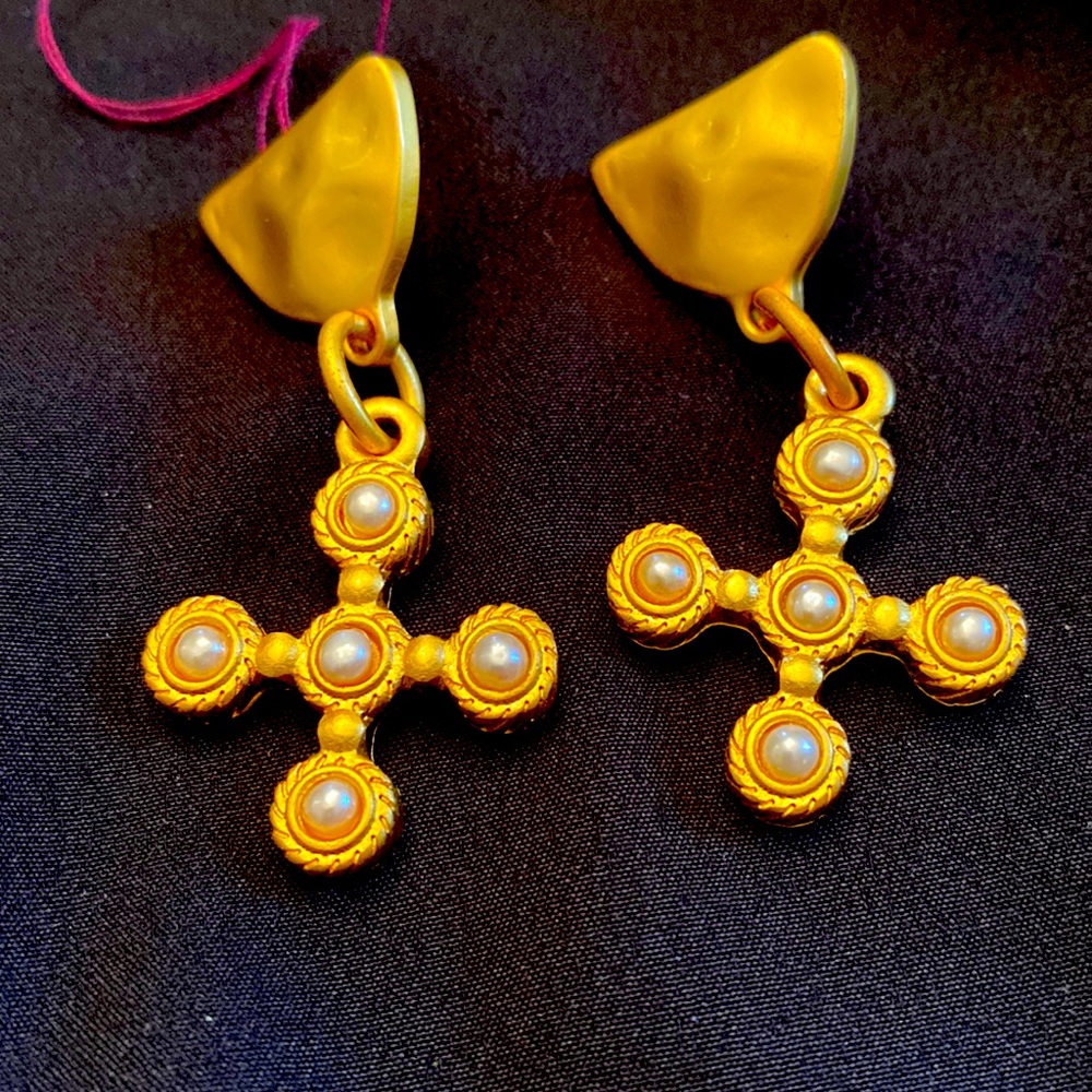 Ladies gold and pearl earrings
